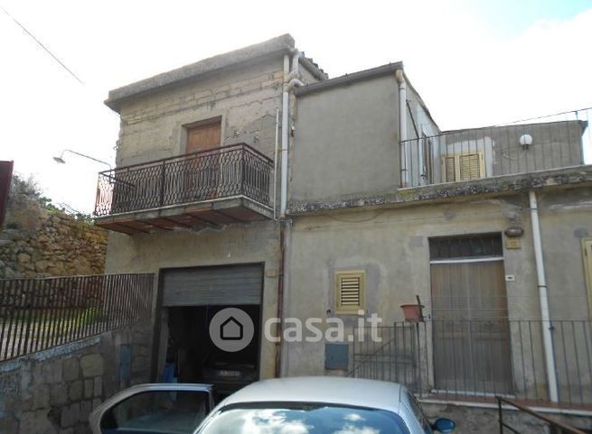 Casa indipendente in residenziale in Via Patanè 10