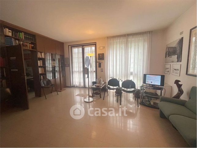 Ufficio in commerciale in 