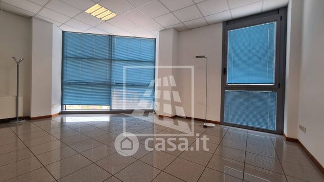 Ufficio in commerciale in Via Piero Calamandrei 6