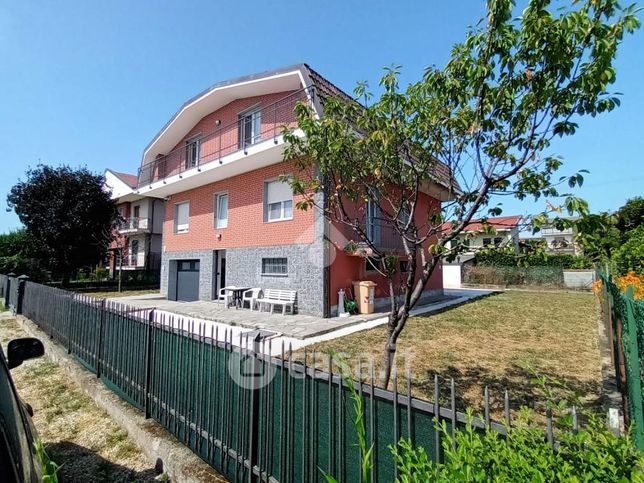 Casa bi/trifamiliare in residenziale in Via Rusca 18
