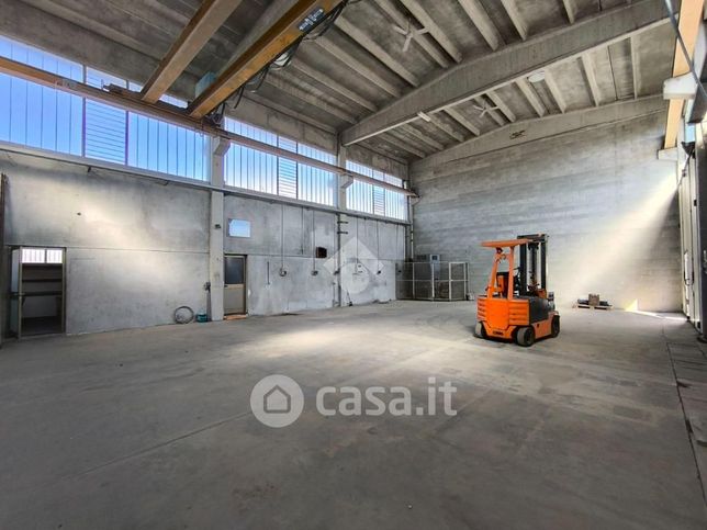 Capannone in commerciale in 