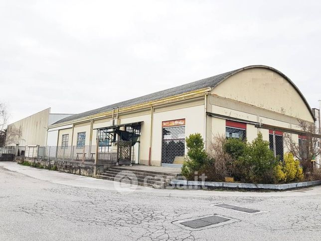 Capannone in commerciale in Via Enrico Fermi