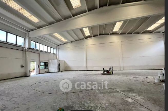 Capannone in commerciale in Via della Resistenza