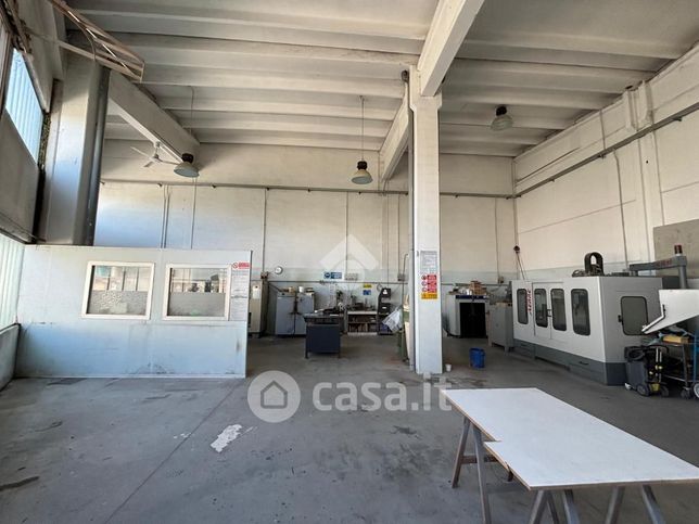 Capannone in commerciale in Via Meucci 13