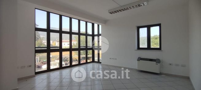 Ufficio in commerciale in Via Polledrera 1