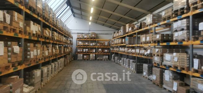 Capannone in commerciale in Via F. Manera 4