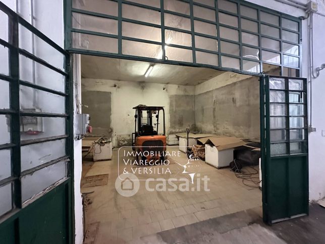 Capannone in commerciale in Via Giacomo Puccini 280