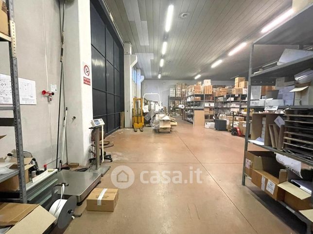 Capannone in commerciale in 