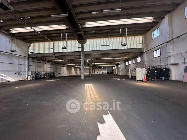 Capannone in commerciale in Via Degli Alpini