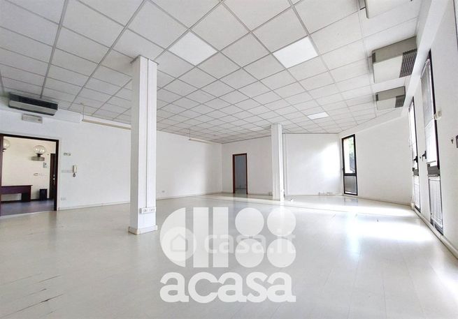 Ufficio in commerciale in Piazza U. Comandini