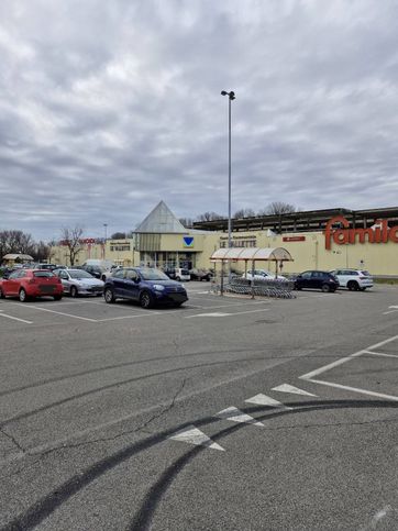 Attivitã /licenza (con o senza mura) in commerciale in Piazza Donatori di Sangue 19