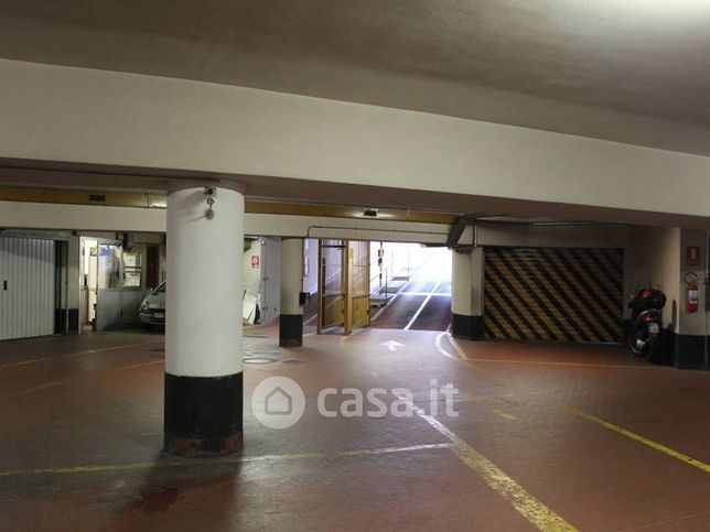 Garage/posto auto in residenziale in Via Santa Sofia 8