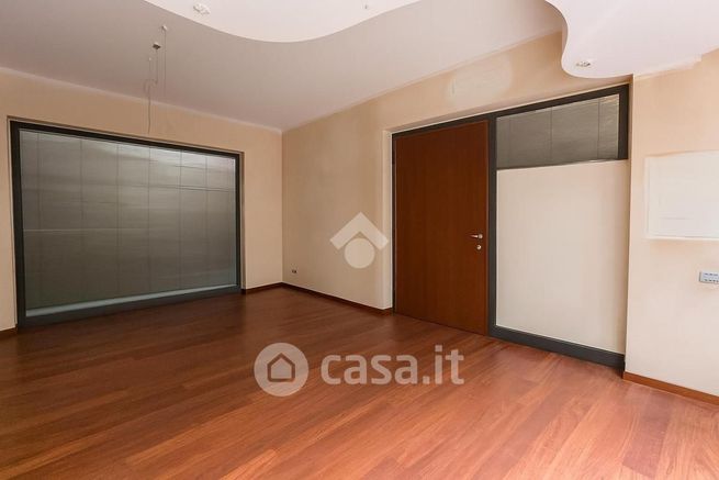 Ufficio in commerciale in Via Vittorio Emanuele II 1