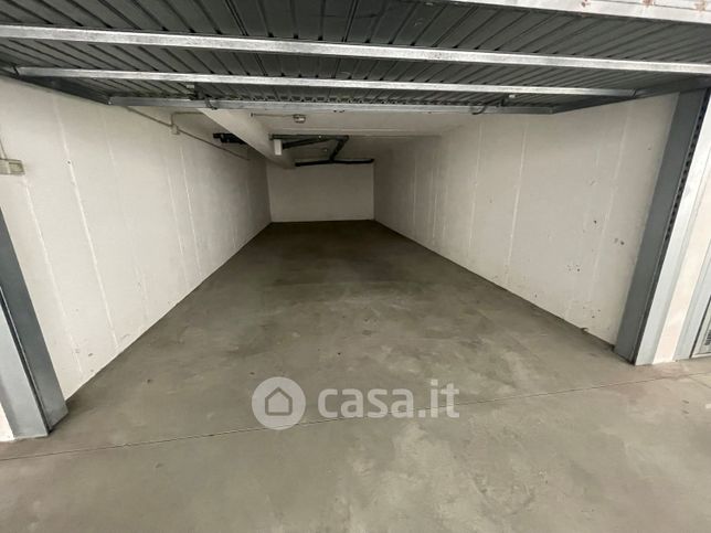 Garage/posto auto in residenziale in Via san pio x