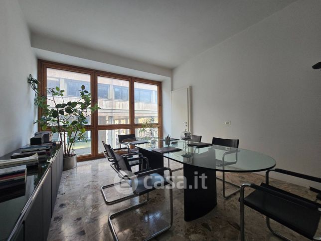 Ufficio in commerciale in 