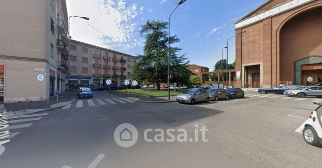 Negozio/locale commerciale in commerciale in Piazza Sant' Apollinare