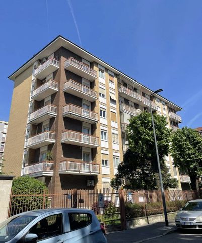 Box/posto auto in residenziale in Via Alberto Nota 39