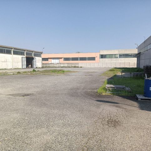 Capannone in commerciale in Via Trento