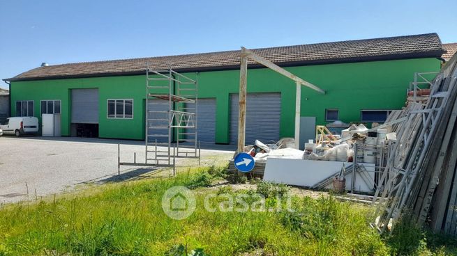 Capannone in commerciale in 