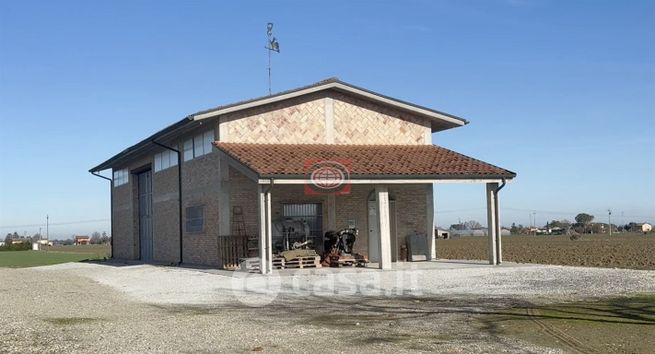 Capannone in commerciale in 