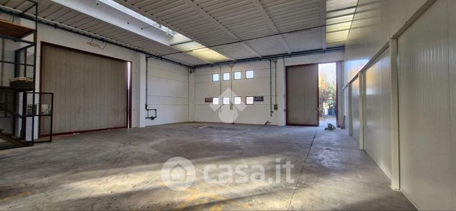 Capannone in commerciale in Via IV Novembre