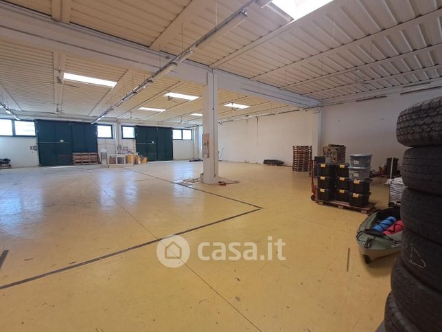 Capannone in commerciale in Via Milano 56038