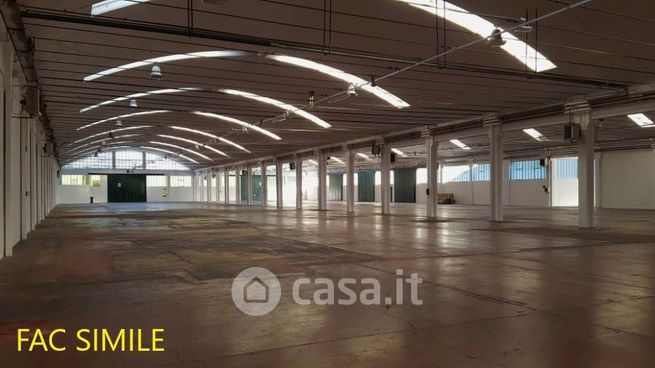 Capannone in commerciale in 