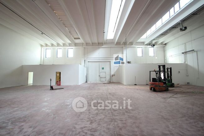 Capannone in commerciale in 