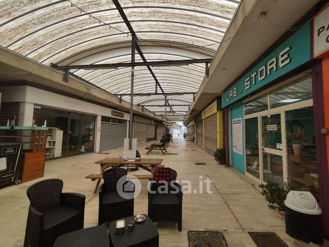 Attivitã /licenza (con o senza mura) in commerciale in Via Francesco Ferraironi 23