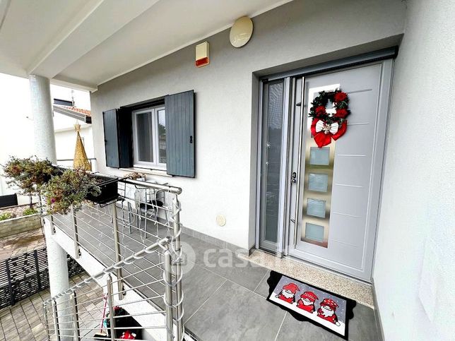 Casa bi/trifamiliare in residenziale in 