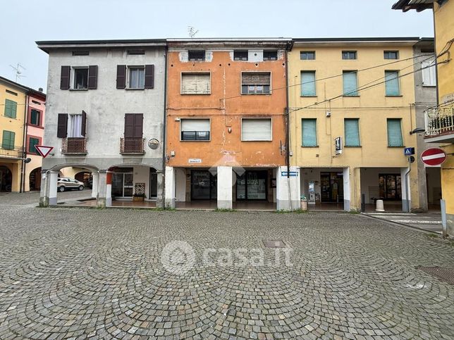 Capannone in commerciale in Piazza Umberto I 4