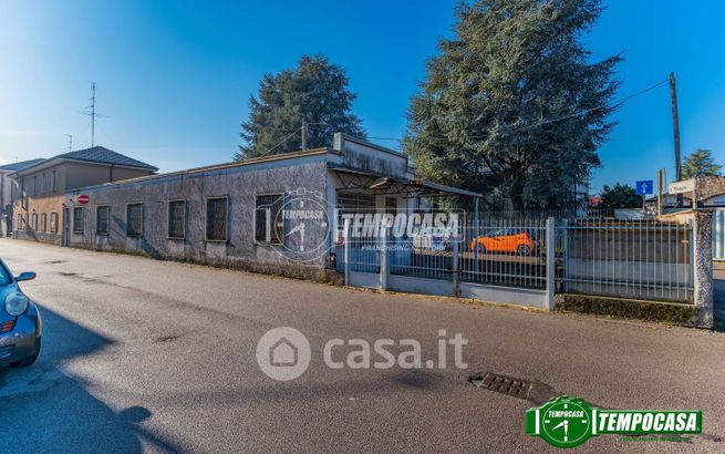 Capannone in commerciale in Via Virginio Magna