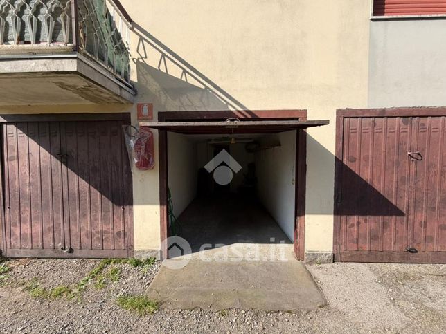 Box/posto auto in residenziale in Via Primavera 8