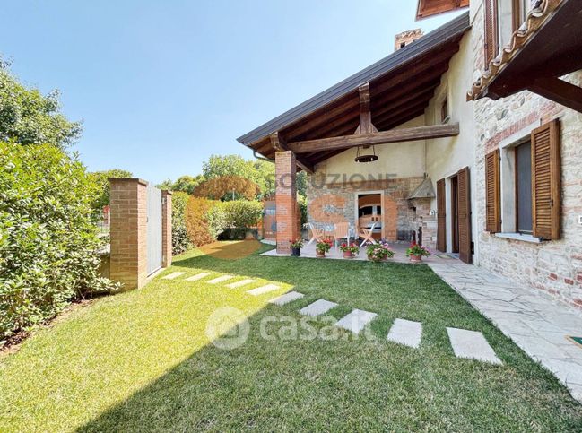 Casa bi/trifamiliare in residenziale in Via Caselle