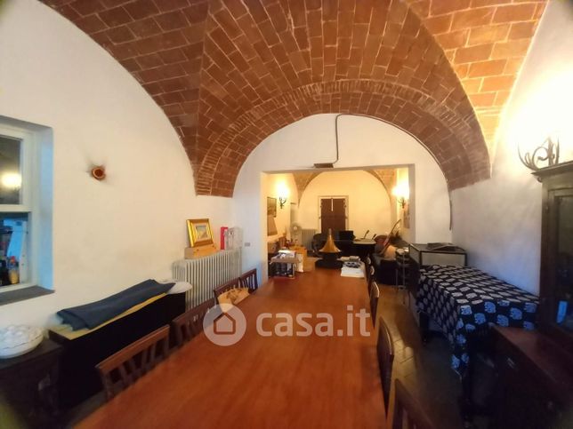 Casa bi/trifamiliare in residenziale in 