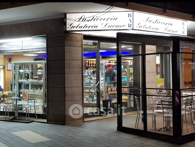 Attivitã /licenza (con o senza mura) in commerciale in Via Cristoforo Colombo 323