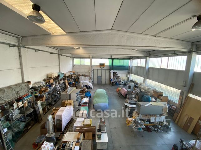 Capannone in commerciale in Via dell'Industria 26