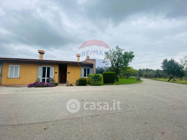 Casa bi/trifamiliare in residenziale in 