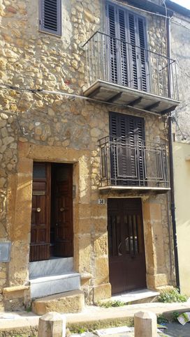 Casa indipendente in residenziale in Via Monte 36