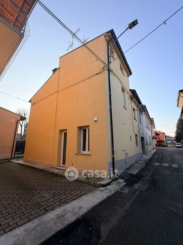 Casa indipendente in residenziale in Via Lora 13