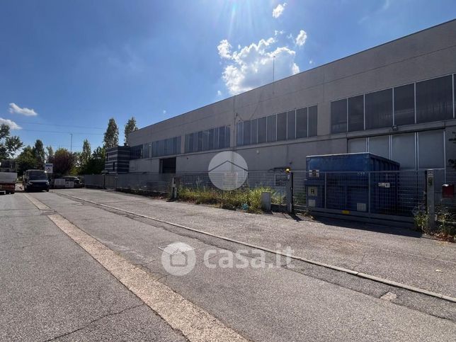Capannone in commerciale in Via Aldo Moro 6