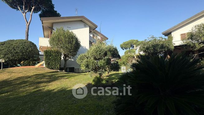 Casa bi/trifamiliare in residenziale in 