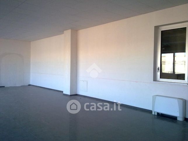 Capannone in commerciale in Viale Lombardia 75