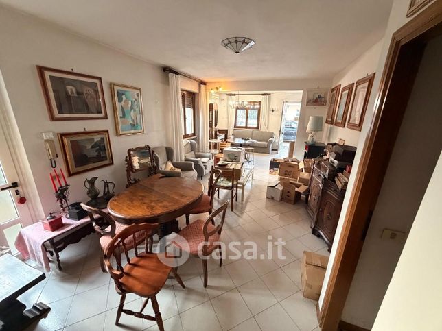 Casa bi/trifamiliare in residenziale in 