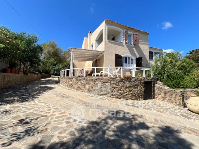 Casa bi/trifamiliare in residenziale in 