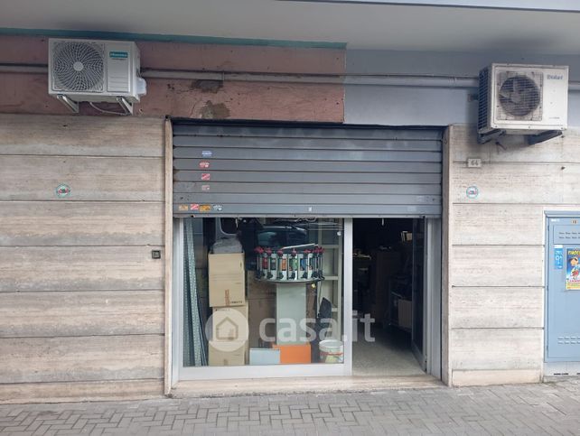 Negozio/locale commerciale in commerciale in Via Monte Grappa 64