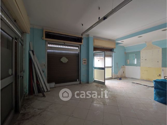 Negozio/locale commerciale in commerciale in Via Posidonia