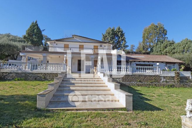 Casa indipendente in residenziale in 