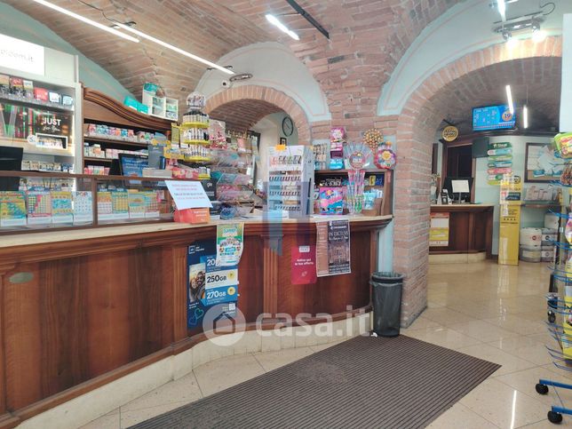 Attivitã /licenza (con o senza mura) in commerciale in
