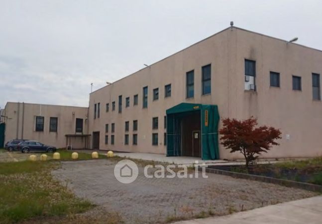 Capannone in commerciale in Via San Fiorano 66